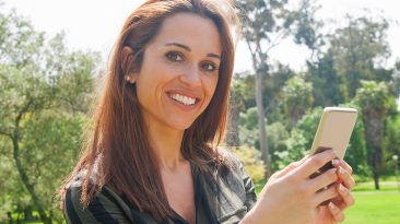 donna-felice-che-cerca-un-incontro-online